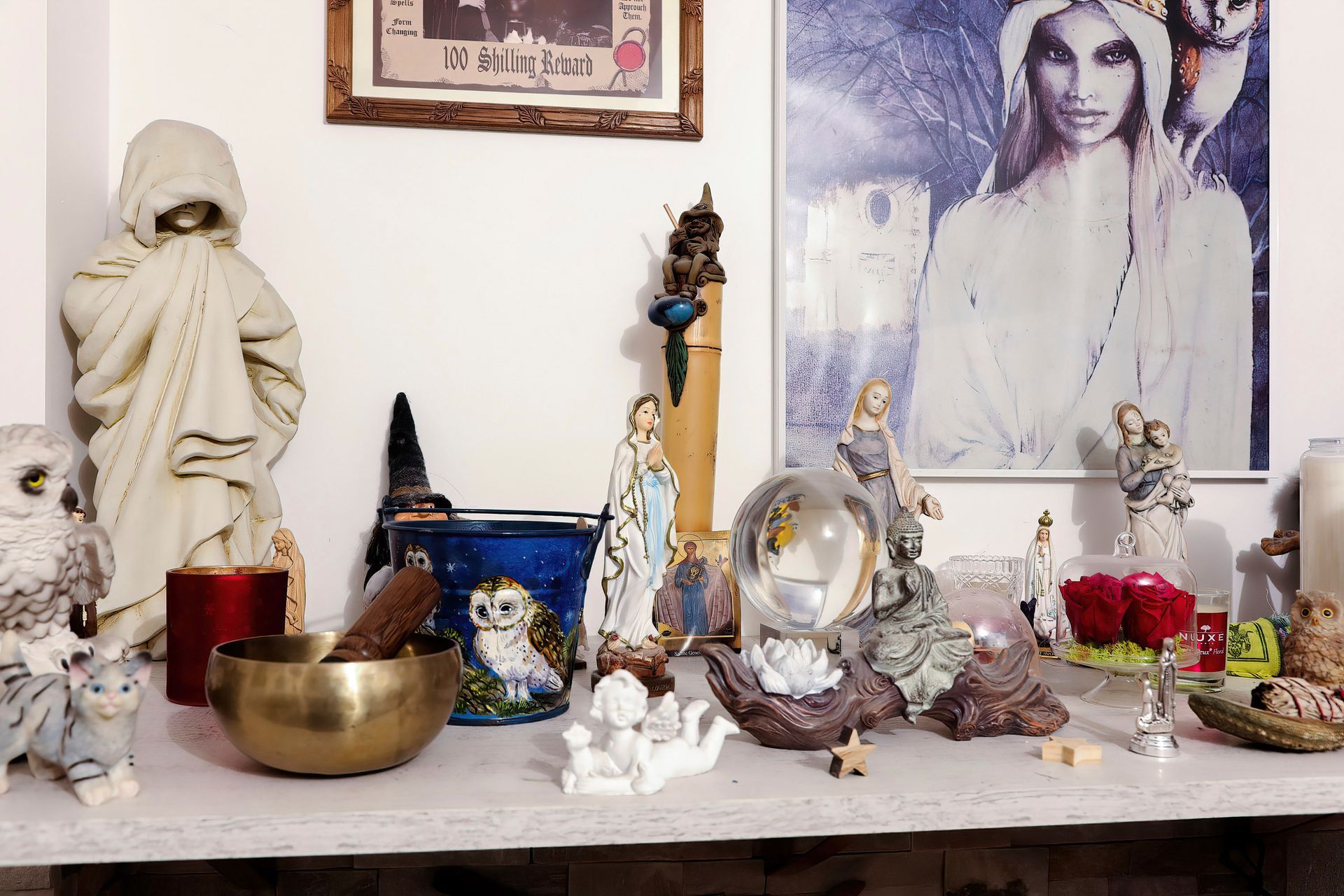 Pleins d'objets différents posés sur une étagère