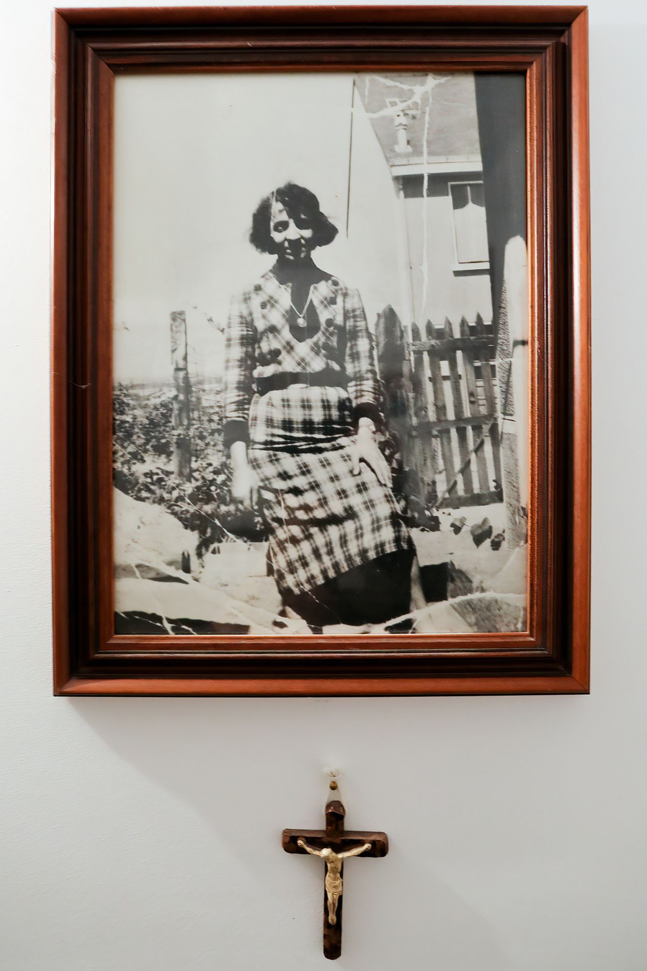 Un tableau représentant une femme, accroché à un mur