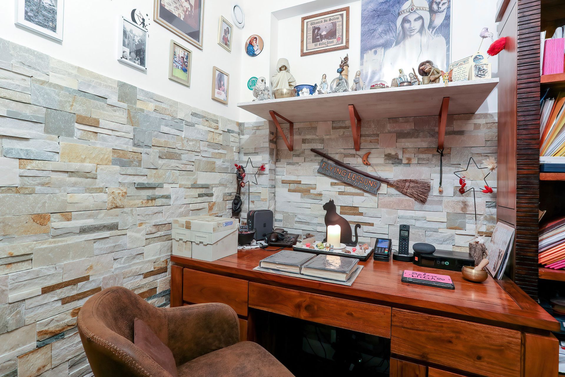 Un bureau de voyante bien rangé