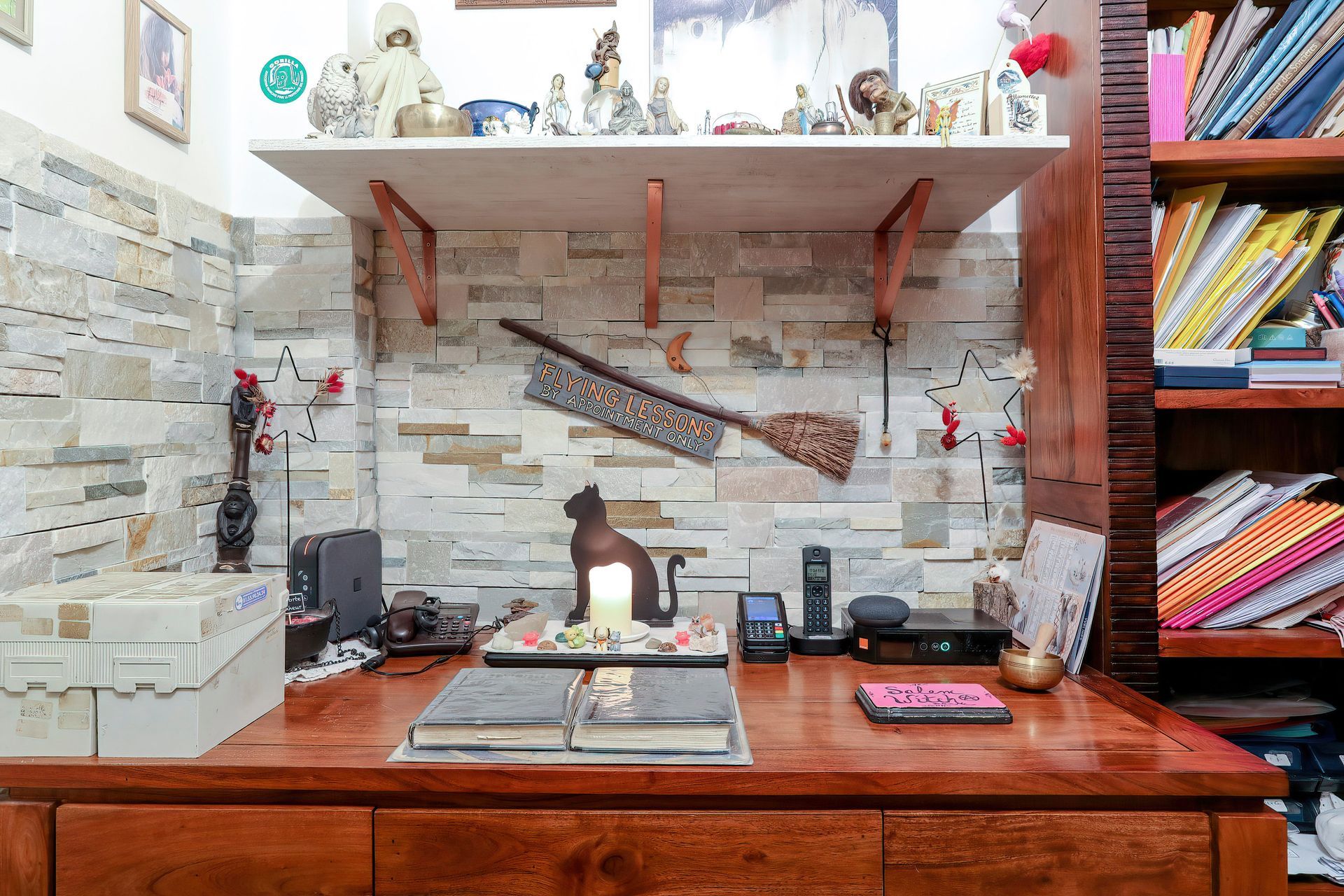 Un bureau bien rangé avec plein d'éléments de voyance