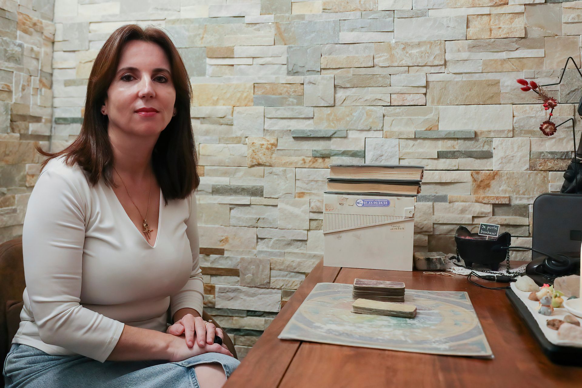 La voyante Sylvie en train de se faire prendre en photo à son bureau