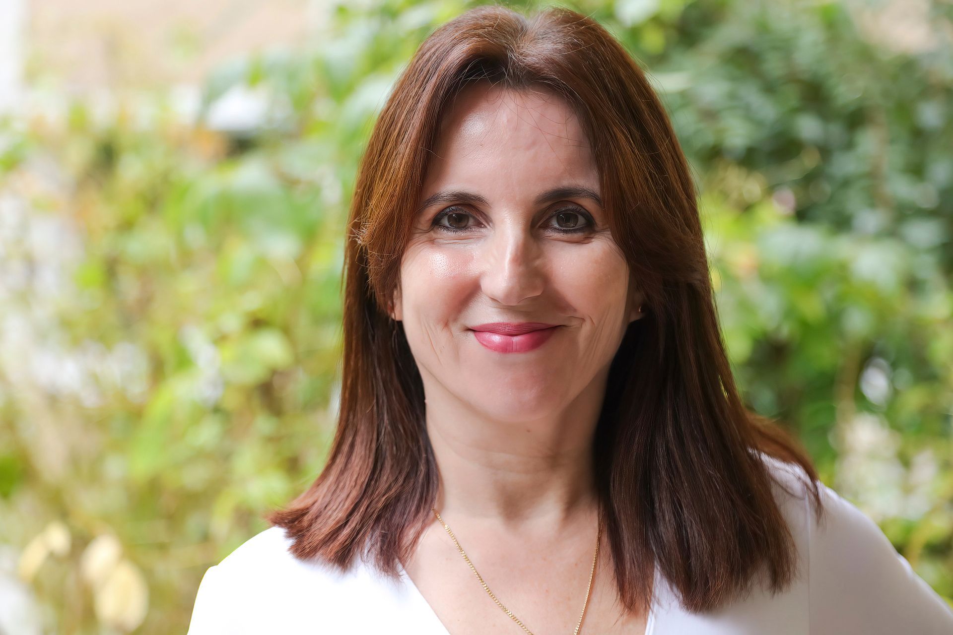 La voyante Sylvie qui sourit pour faire une photo