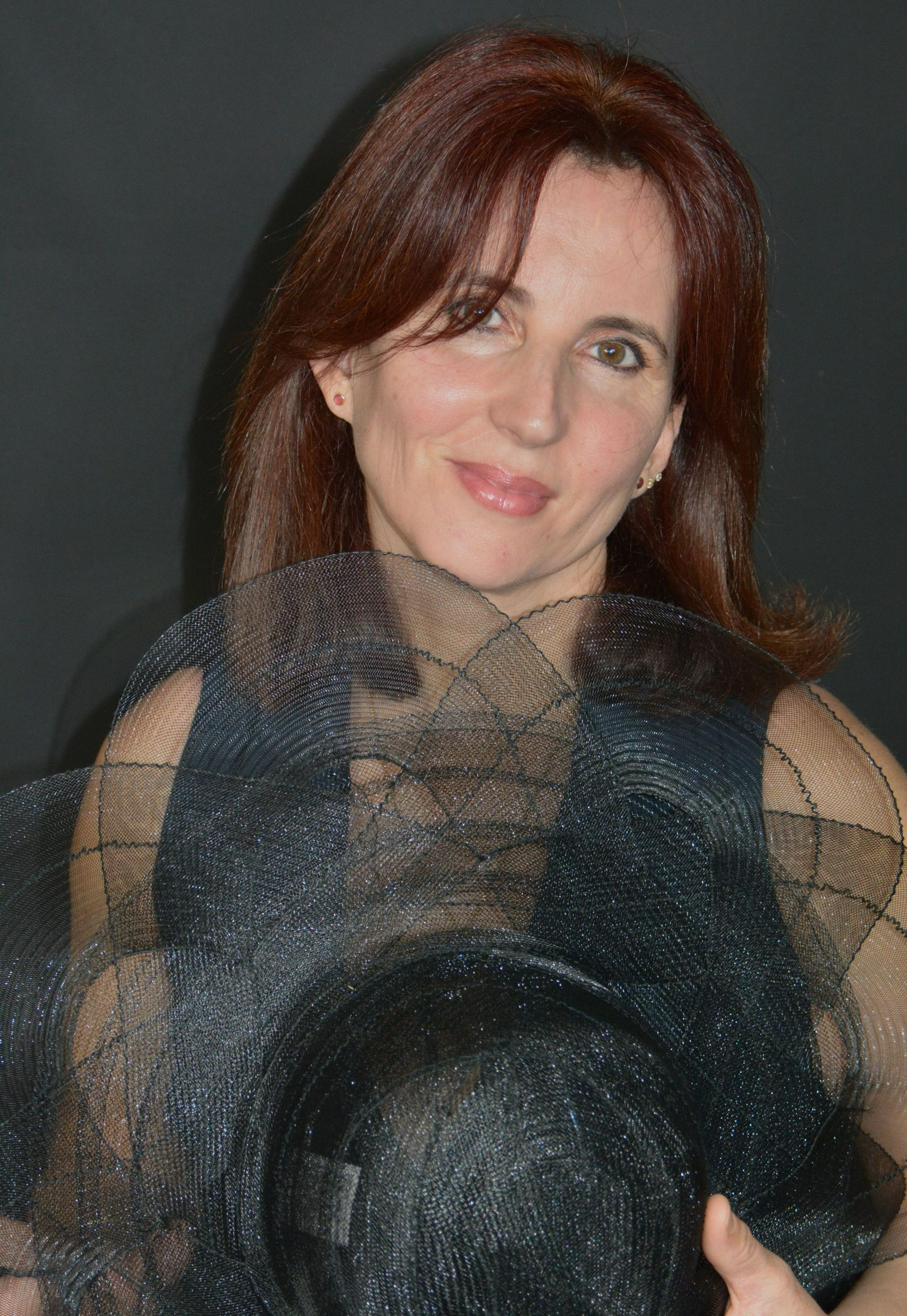 La voyante Sylvie tenant un chapeau noir