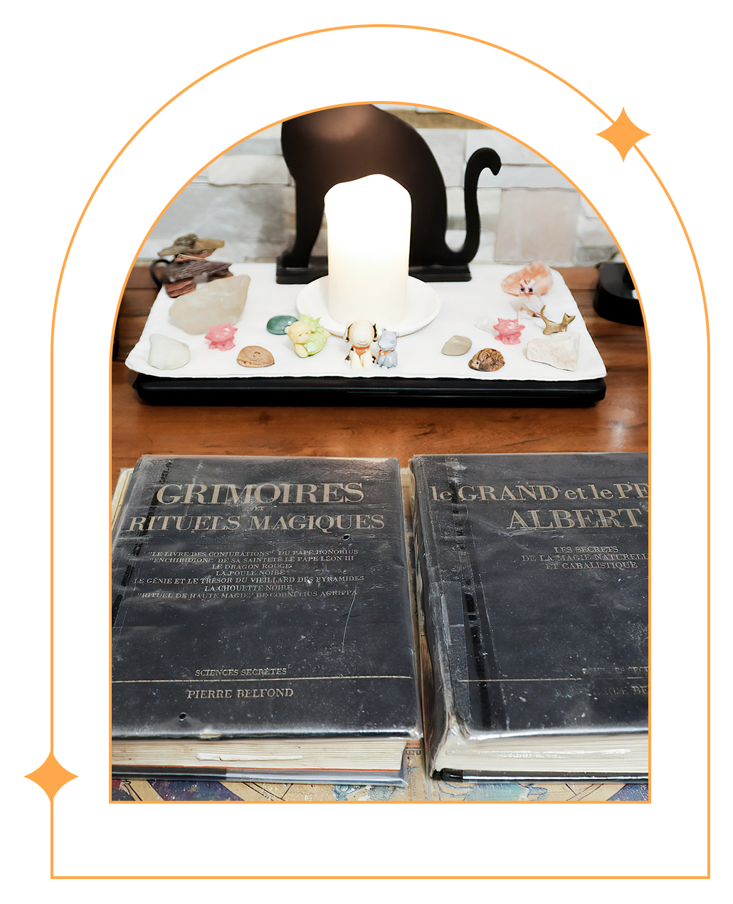 Un livre avec illustrations et des bougies