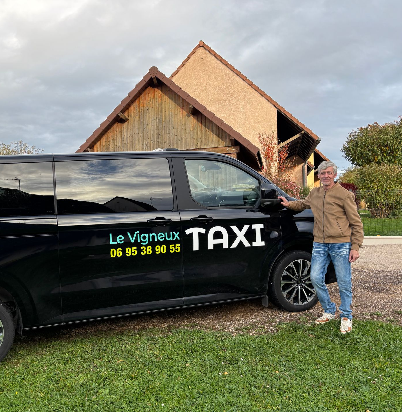 Feu de toit de taxi avec le mot TAXI en lettres bleues en gras.