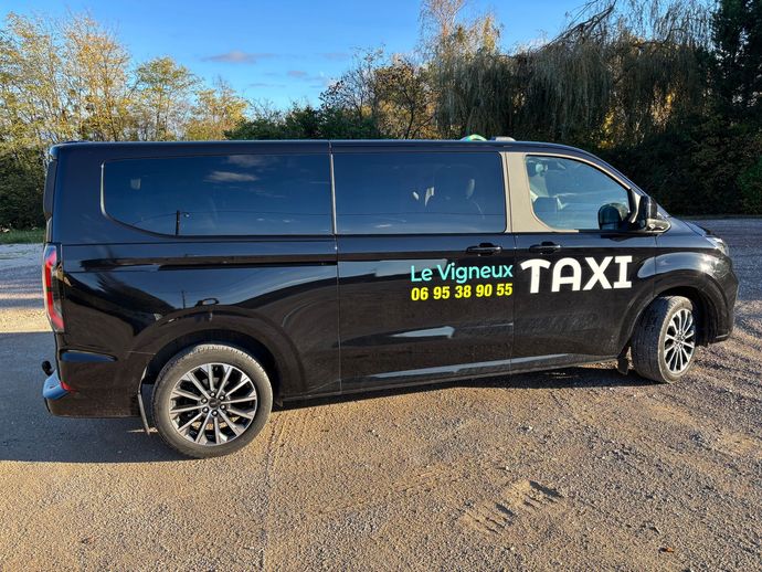 Une personne ouvre une portière de voiture noire. À l'intérieur, une personne est assise à l'arrière. Extérieur, lumière du jour.