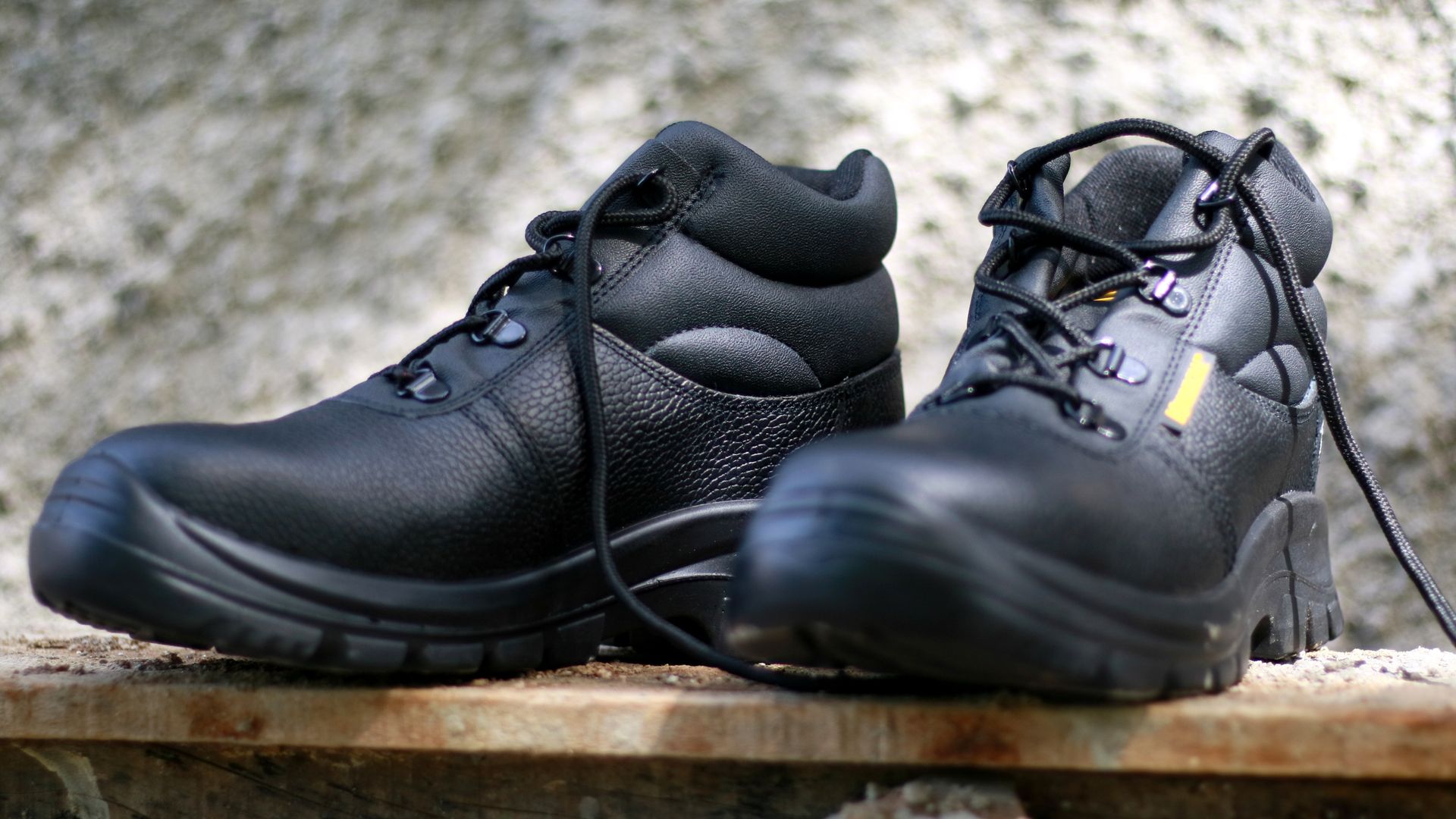 Chaussures de sécurité noires en très gros plan