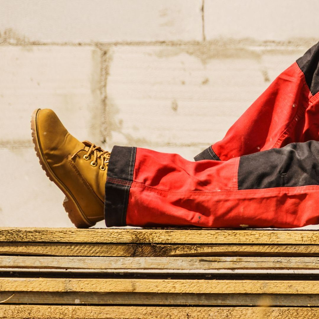 Professionnel prenant la pause avec sa paire de chaussures de sécurité