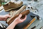 Professionnel réparant une semelle lâche d'une paire de chaussures