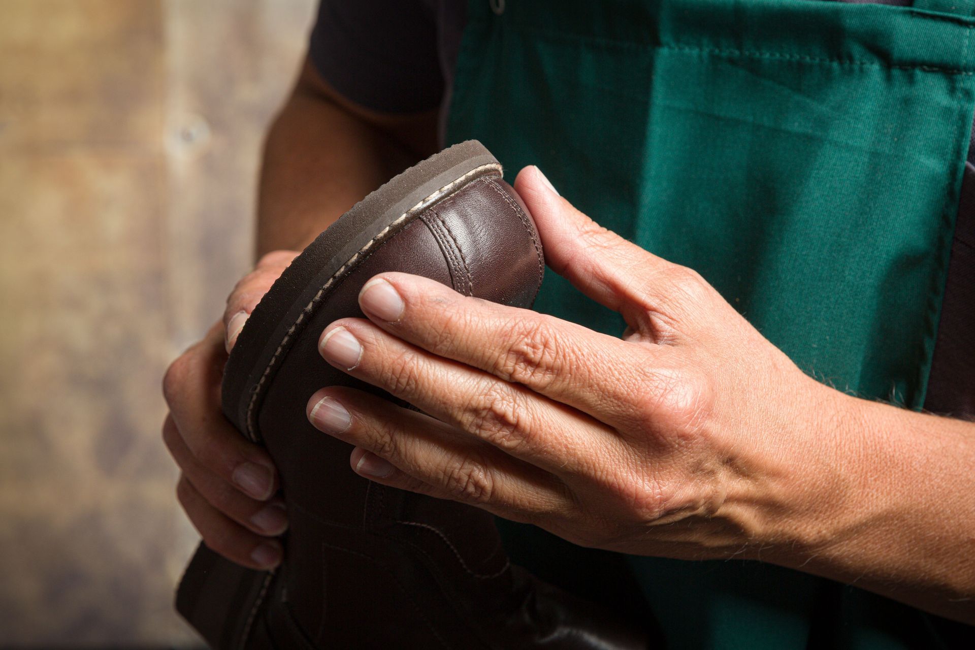 Chaussure orthopédique en cuir en gros plan