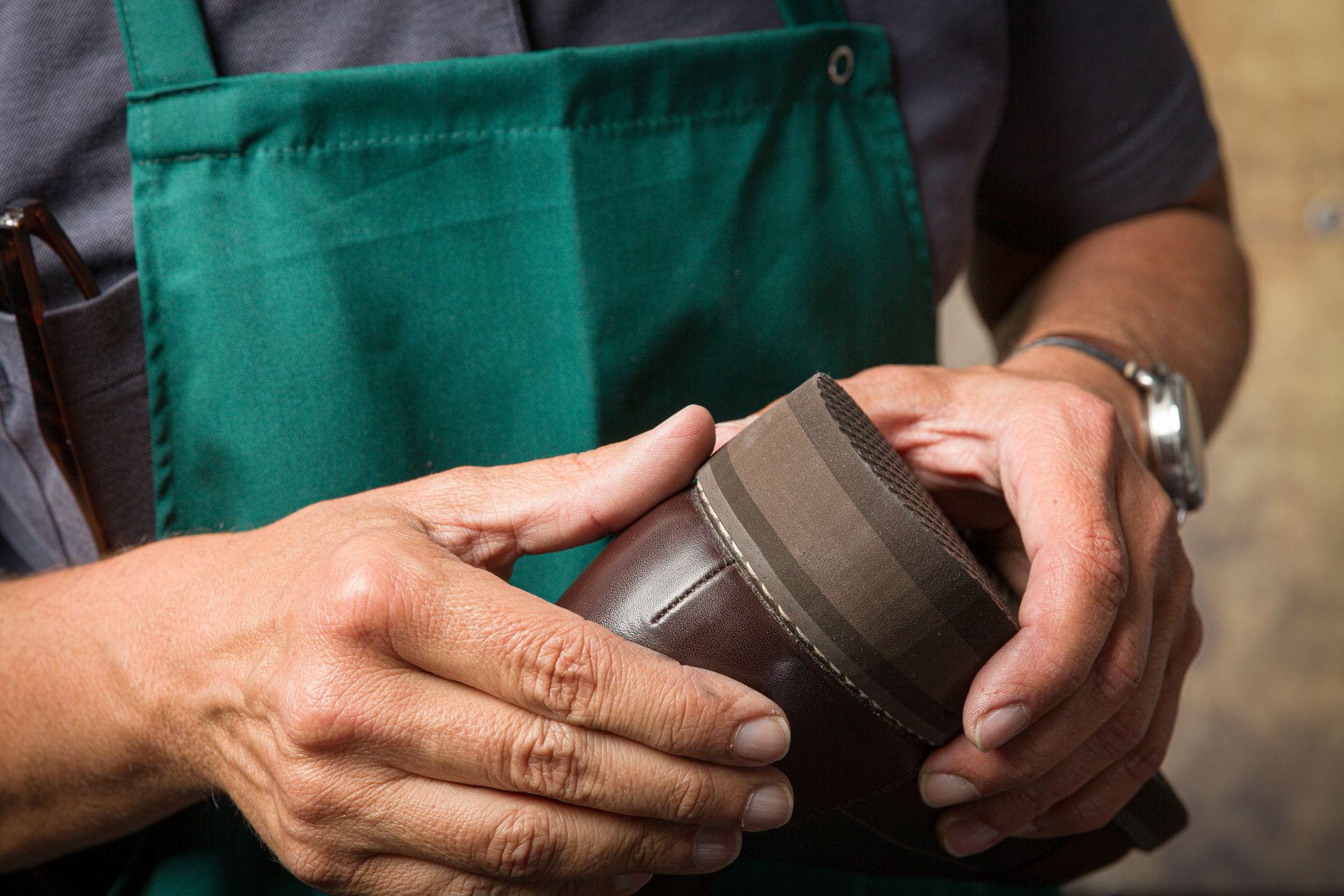 Pose d'une nouvelle semelle par un professionnel