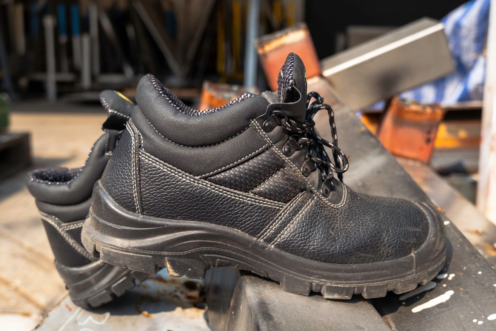 Paire de chaussures de sécurité en cuir noires