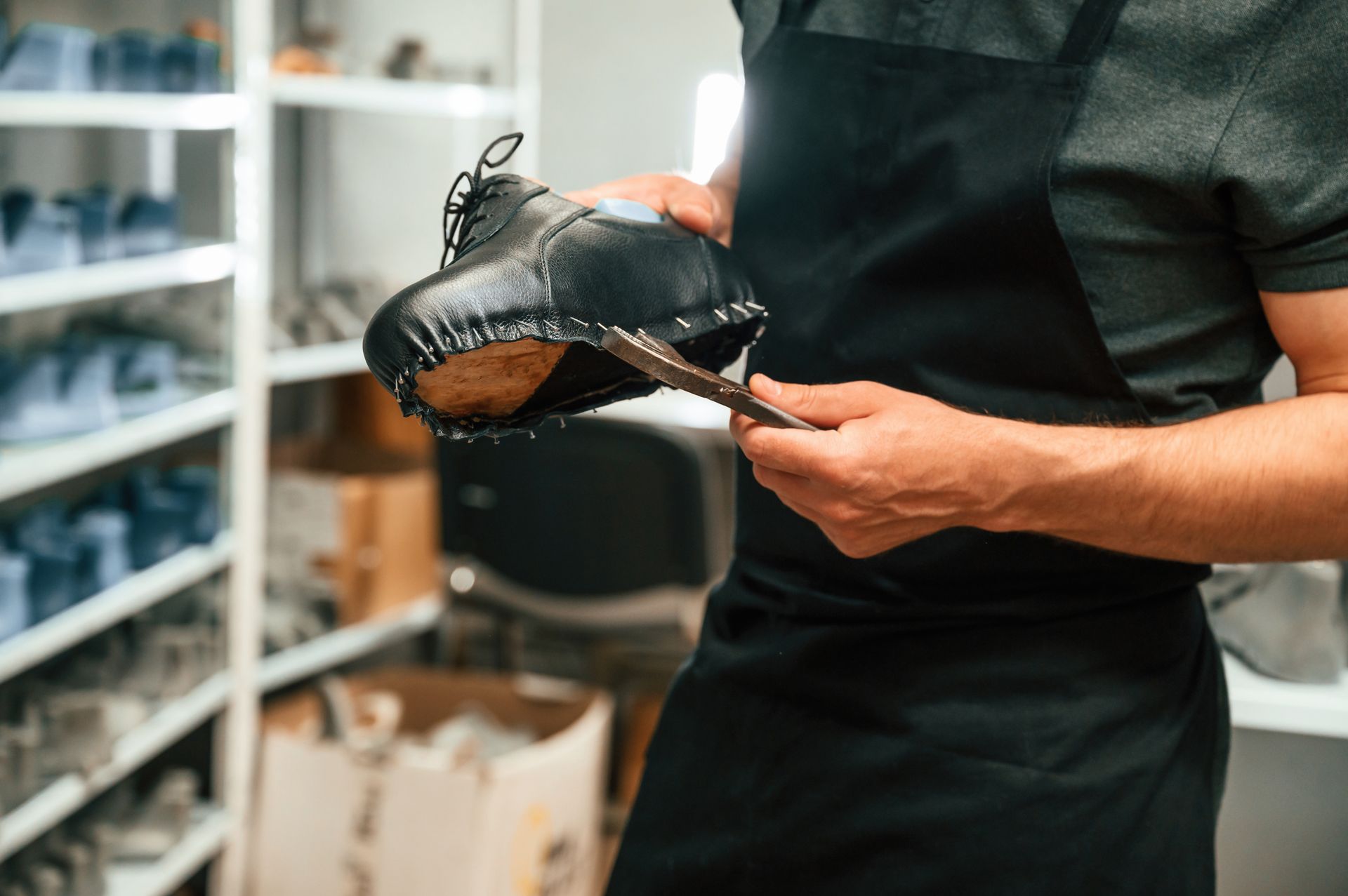 Préparation de chaussures orthopédiques sur mesure pour homme