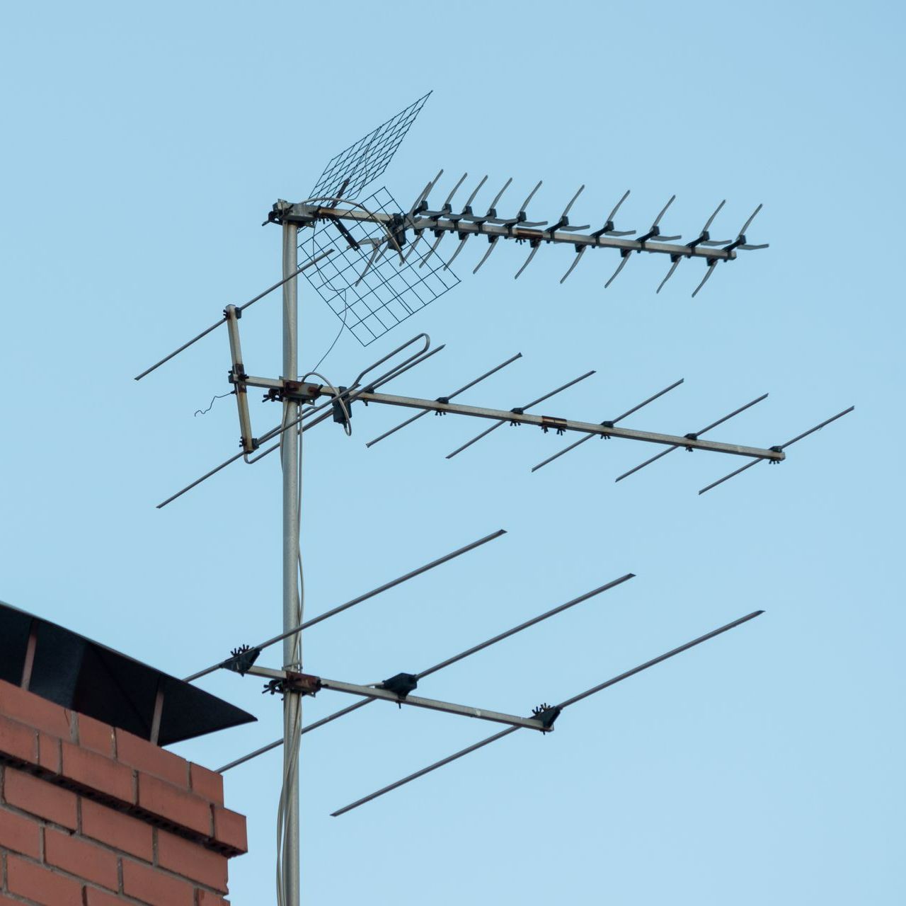 Antennes rateaux installées sur un toit