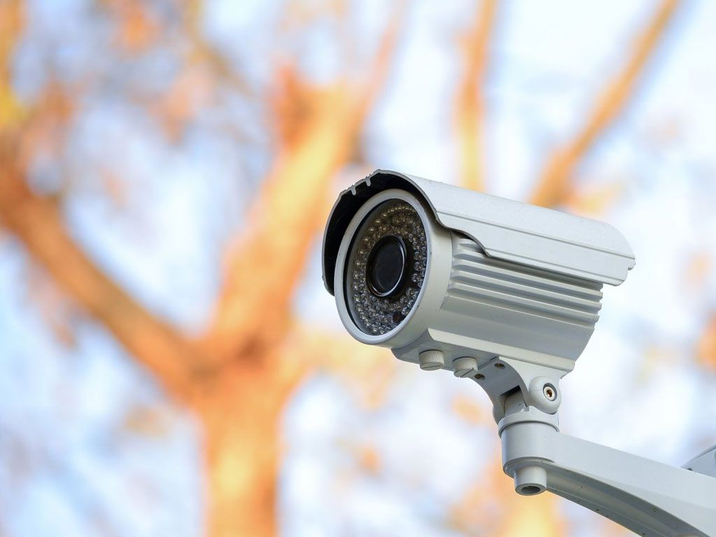 Caméra de surveillance en forme de tube placée en extérieur