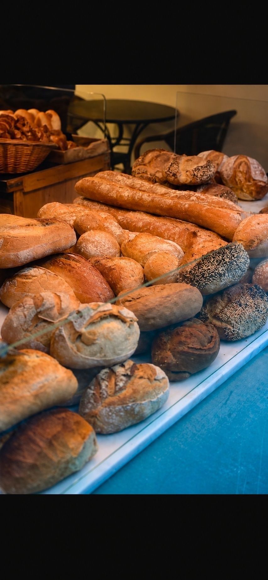 Vitrine de boulangerie avec assortiment de pains frais et de pâtisseries