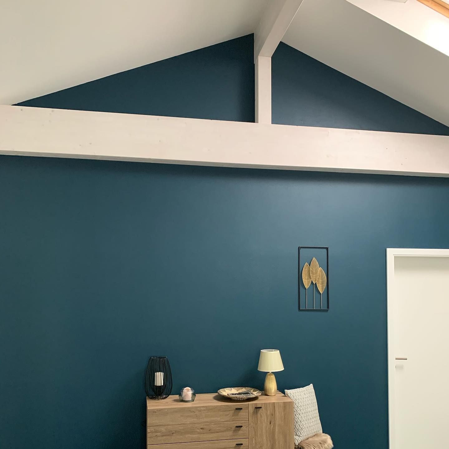 Un salon avec des murs bleus et un plafond blanc | Giovannini Plâtrerie-Peinture Sàrl