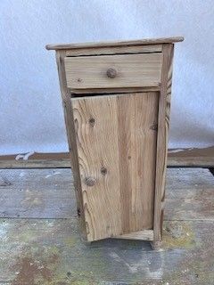 Une petite armoire en bois avec un tiroir et une porte est posée sur une table en bois | Giovannini Plâtrerie-Peinture Sàrl