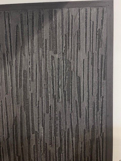 Un gros plan d'une peinture en noir et blanc sur un mur | Giovannini Plâtrerie-Peinture Sàrl