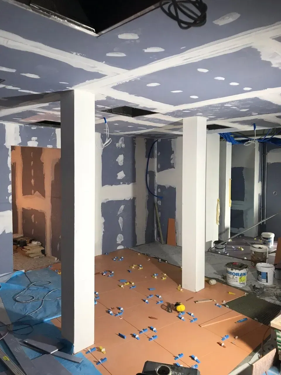 Une pièce avec un plafond en cours de rénovation | Giovannini Plâtrerie-Peinture Sàrl