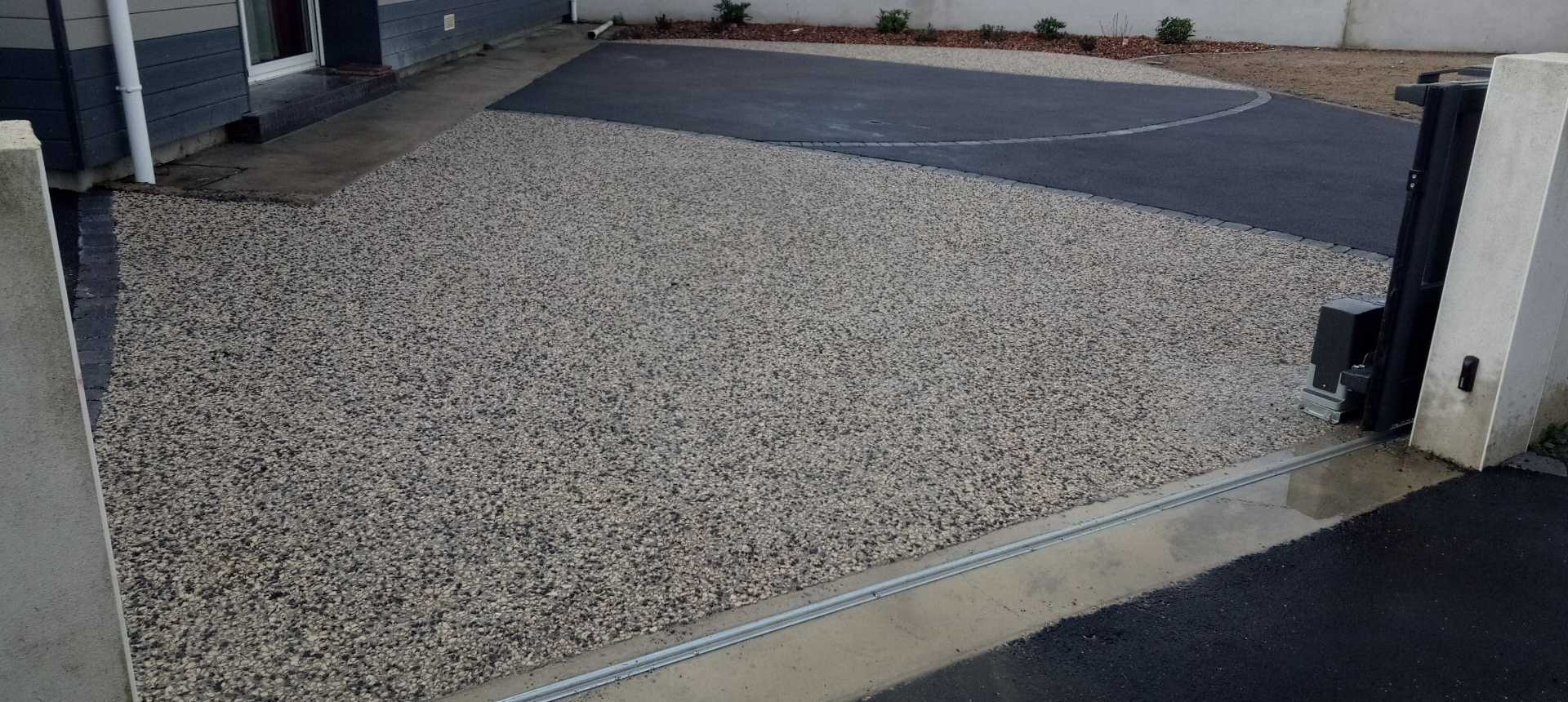 Entrée en graviers et béton