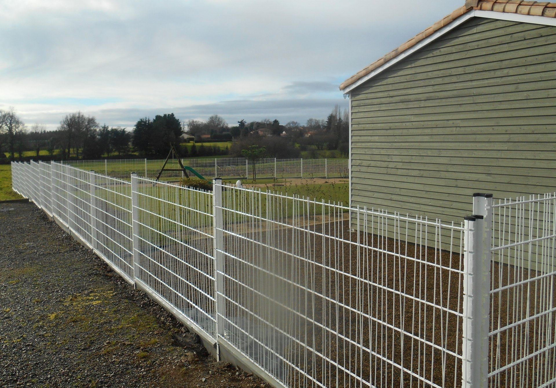 Cloture en acier blanc