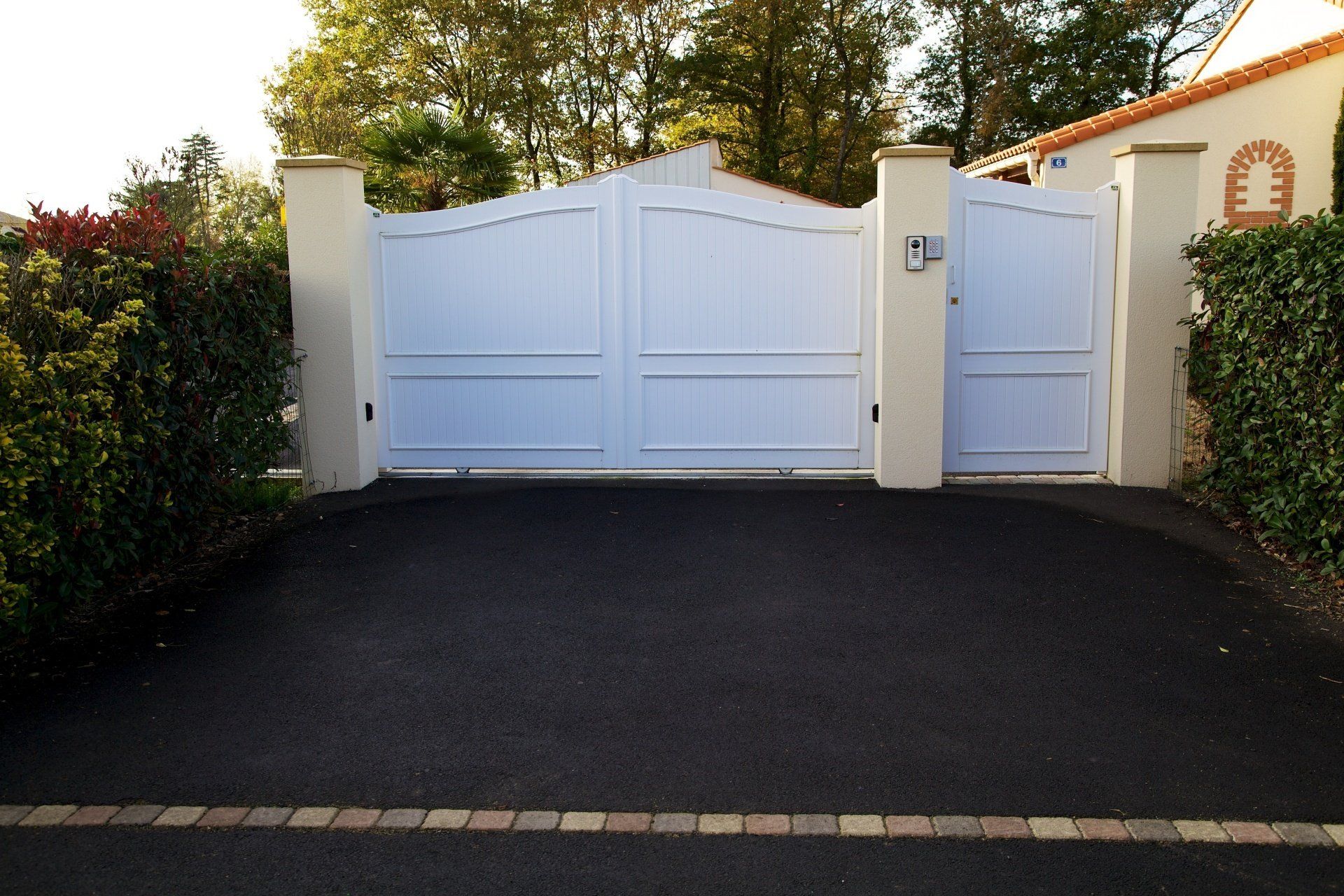 Portail et porte blancs