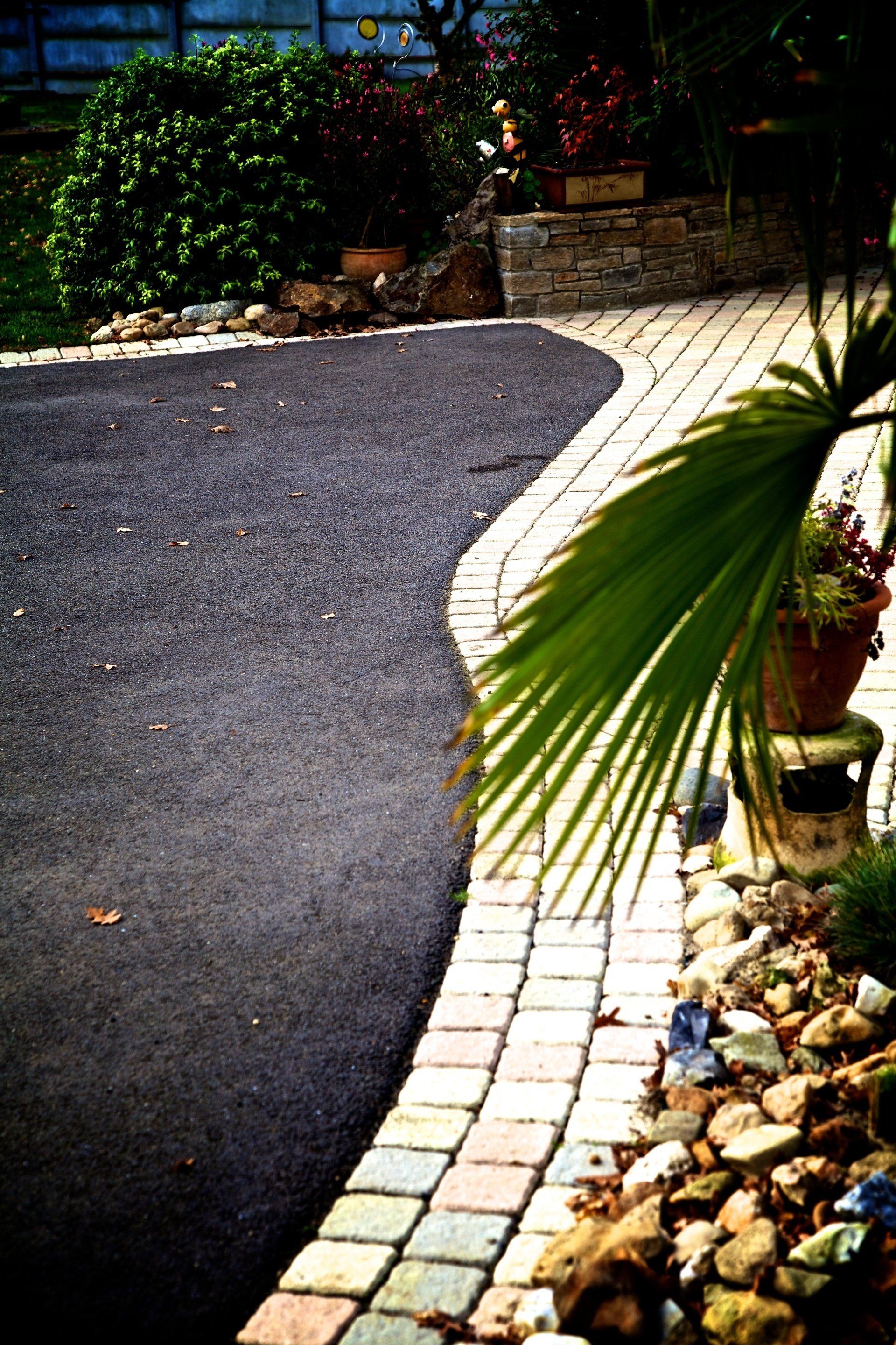 Route et pavés blancs