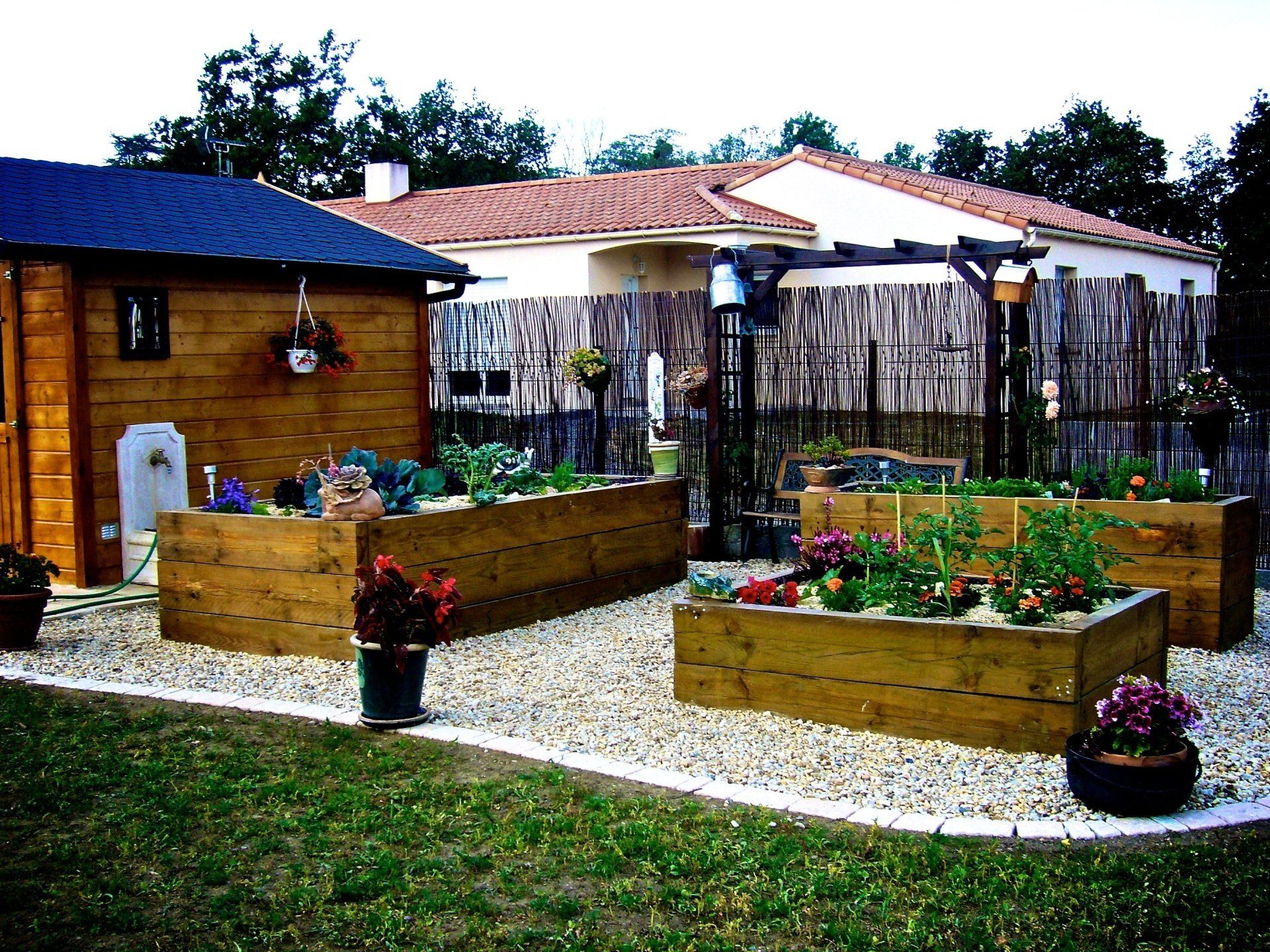 Cabane et jardinières en bois