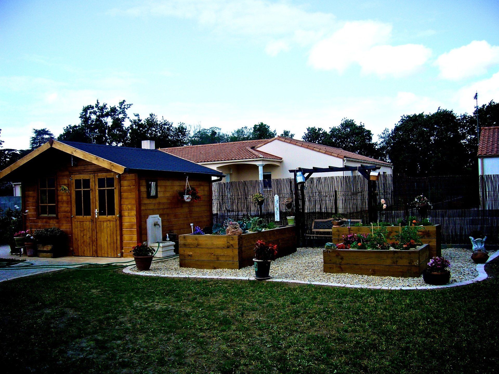 Cabane et jardinières en bois de loin
