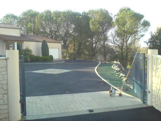 Entrée de garage pavée et bétonnée