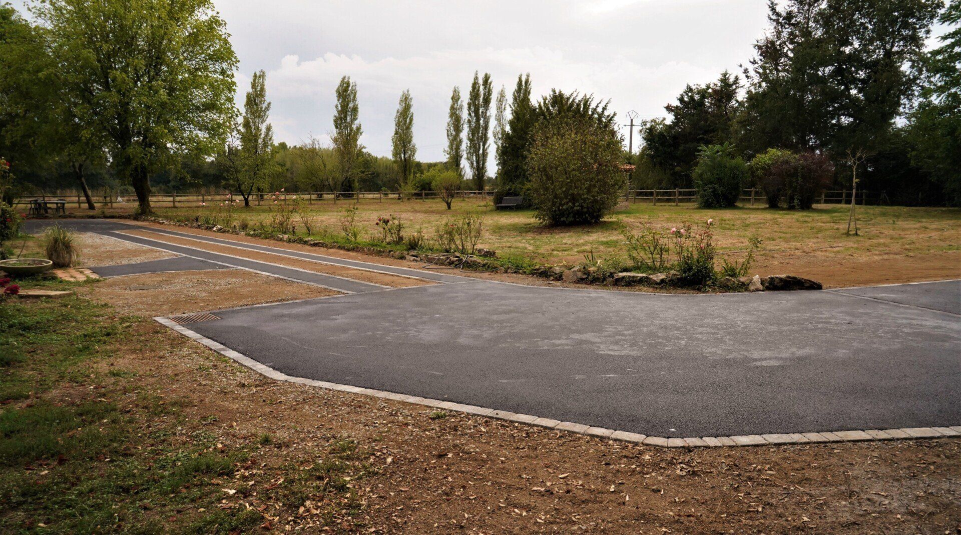 Route en béton dans un grand jardin