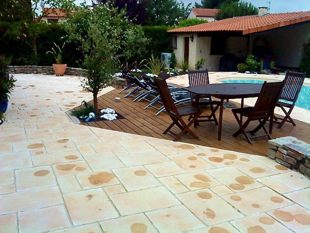 Contour de pisine en bois et terrasse