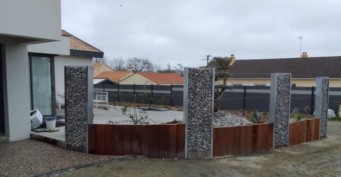 Cloture en bois et pierre