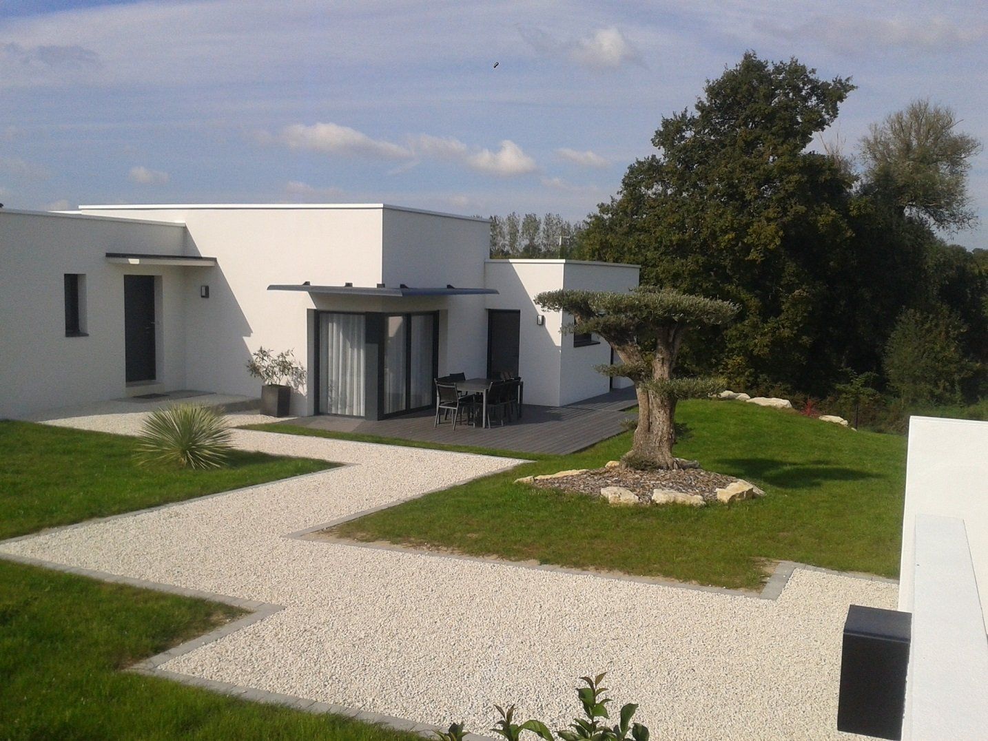 Pelouse et chemin en graviers blancs