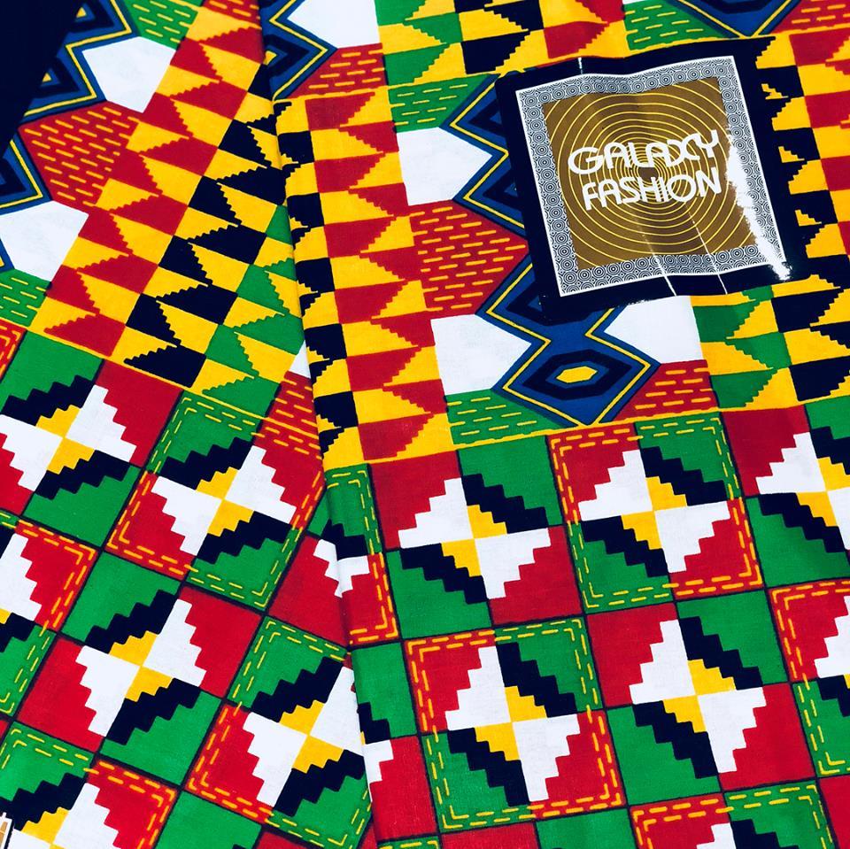 Carré de tissus dans les tons vert, jaunes et rouge