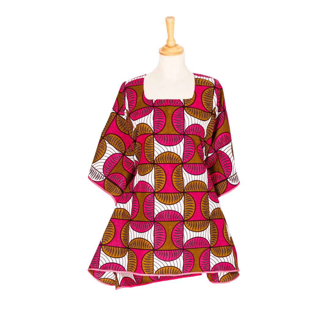 Robe courte rose avec des motifs blancs et or