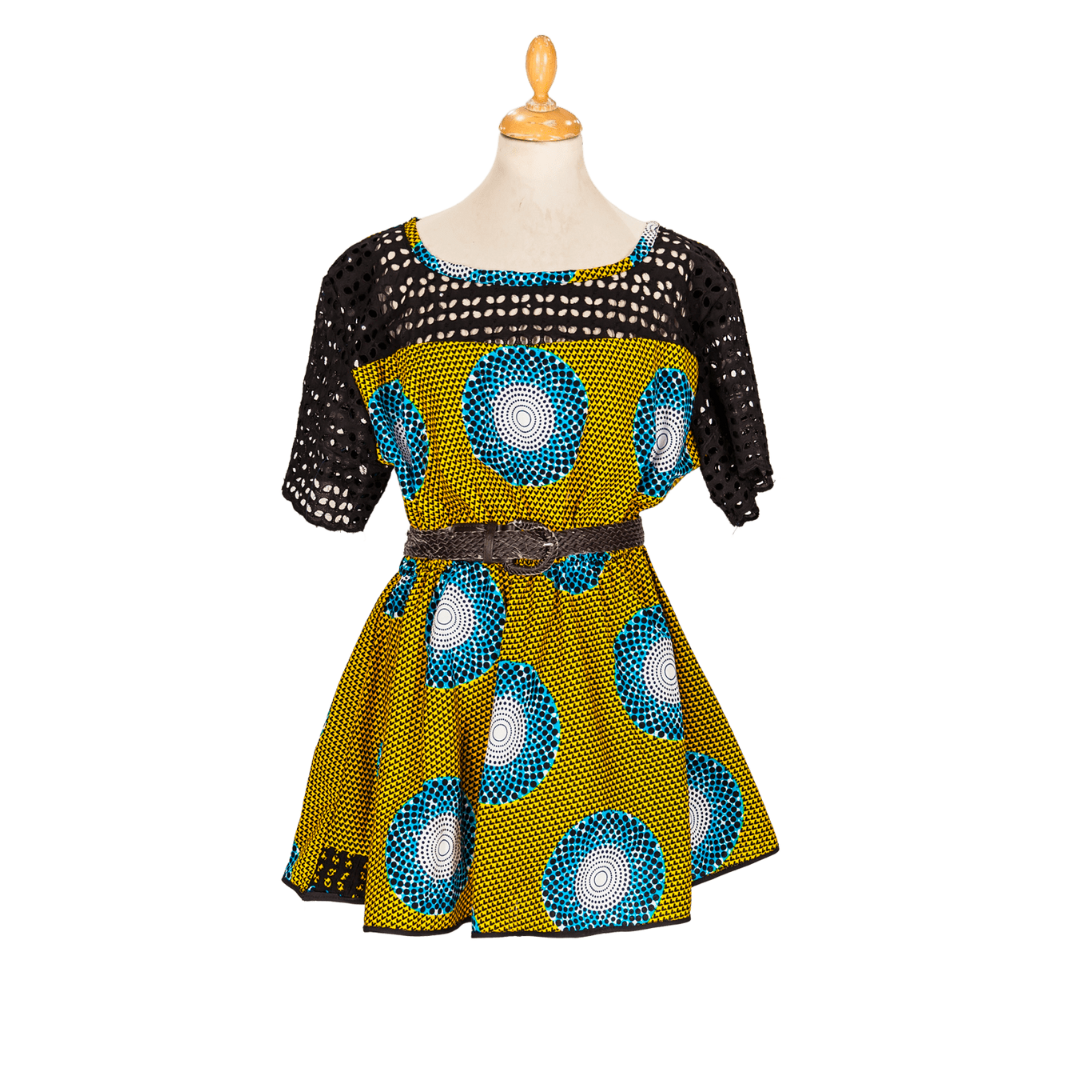 Robe courte avec dentelle noire