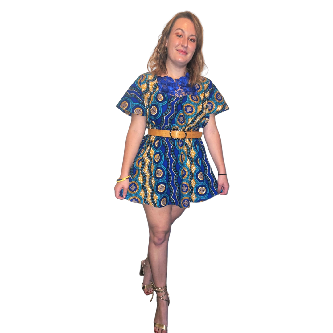 Robe courte dans les tons bleus