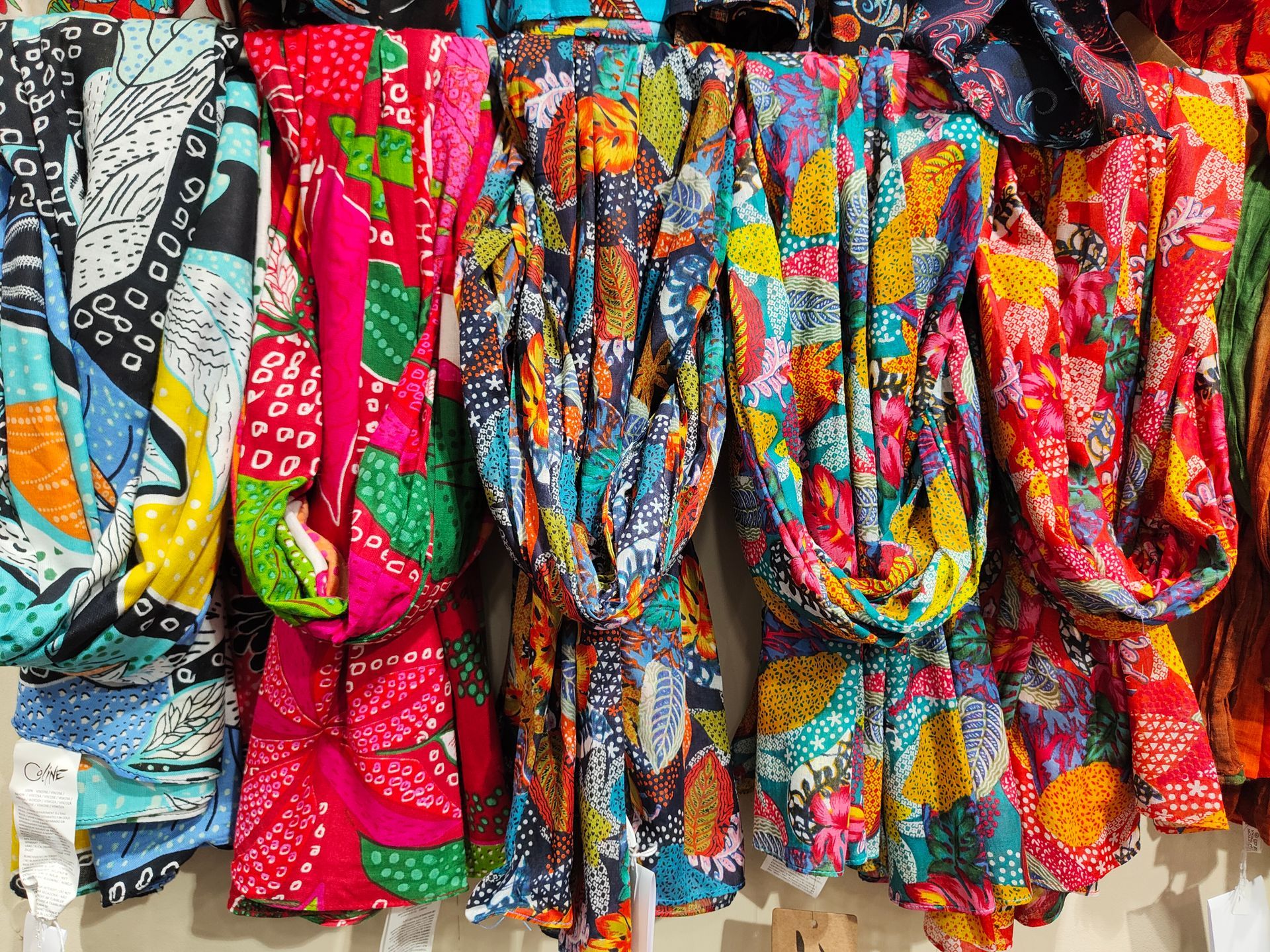 Selection d'écharpe motifs fleurals tons clairs