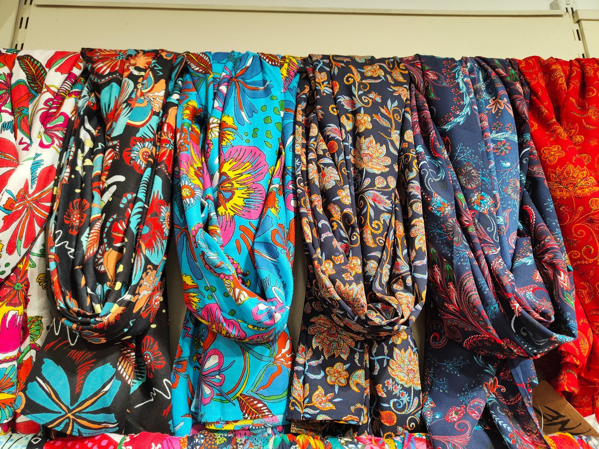 Selection d'écharpe motifs fleurals tons foncés