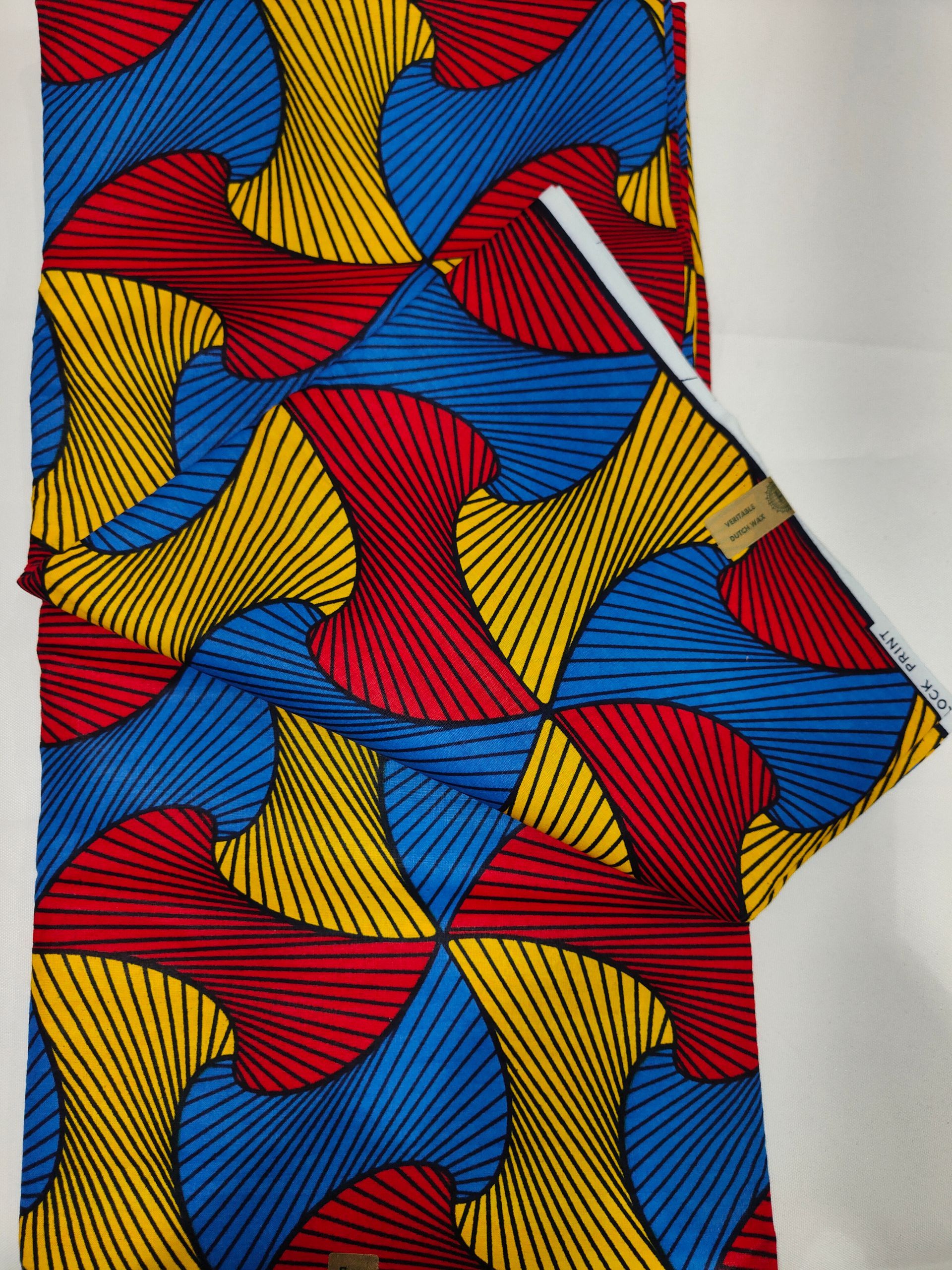 Tissu avec motif illusion d'optique rouge, bleu et jaune