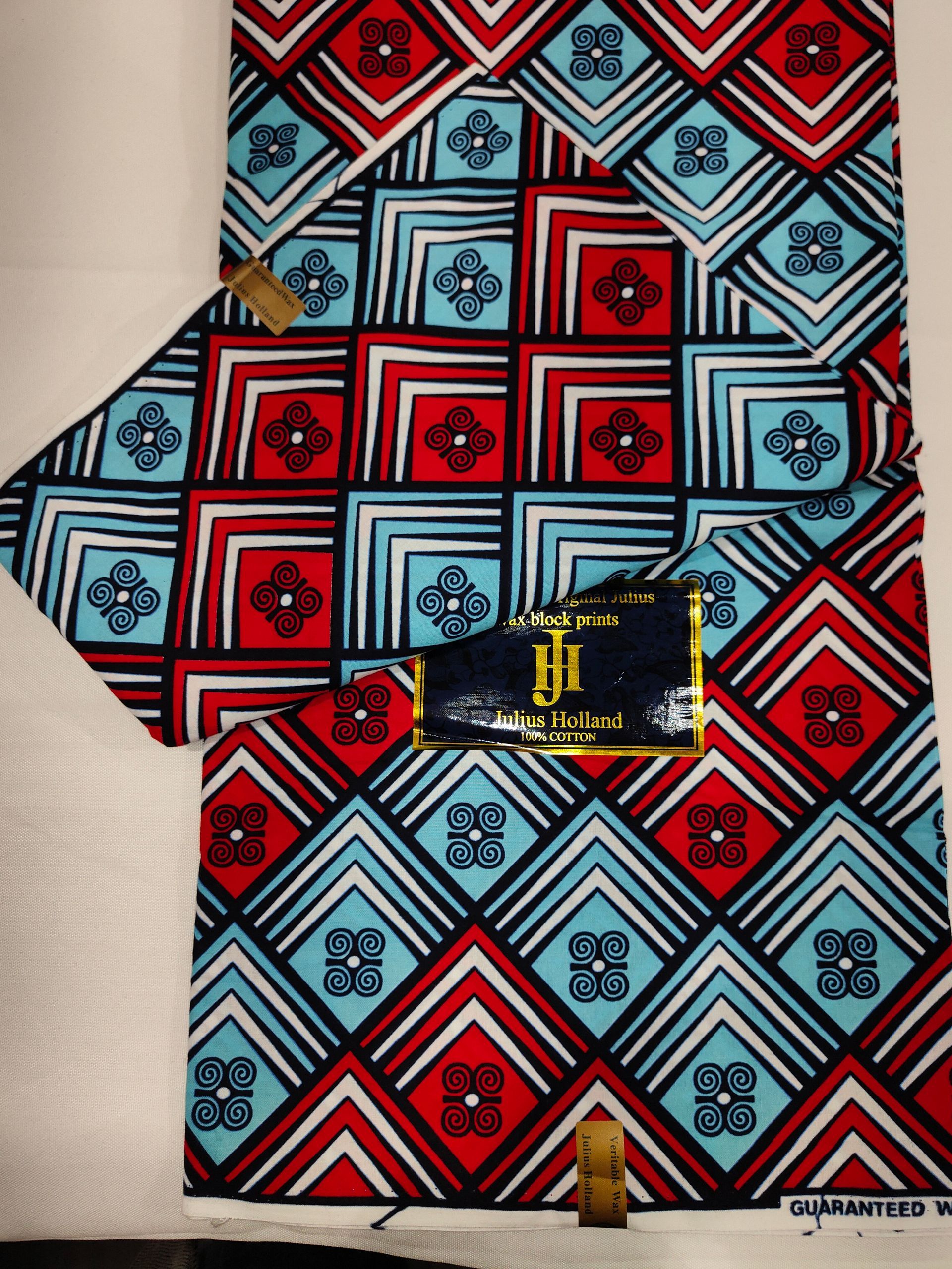 Tissu en carré rouges et bleus