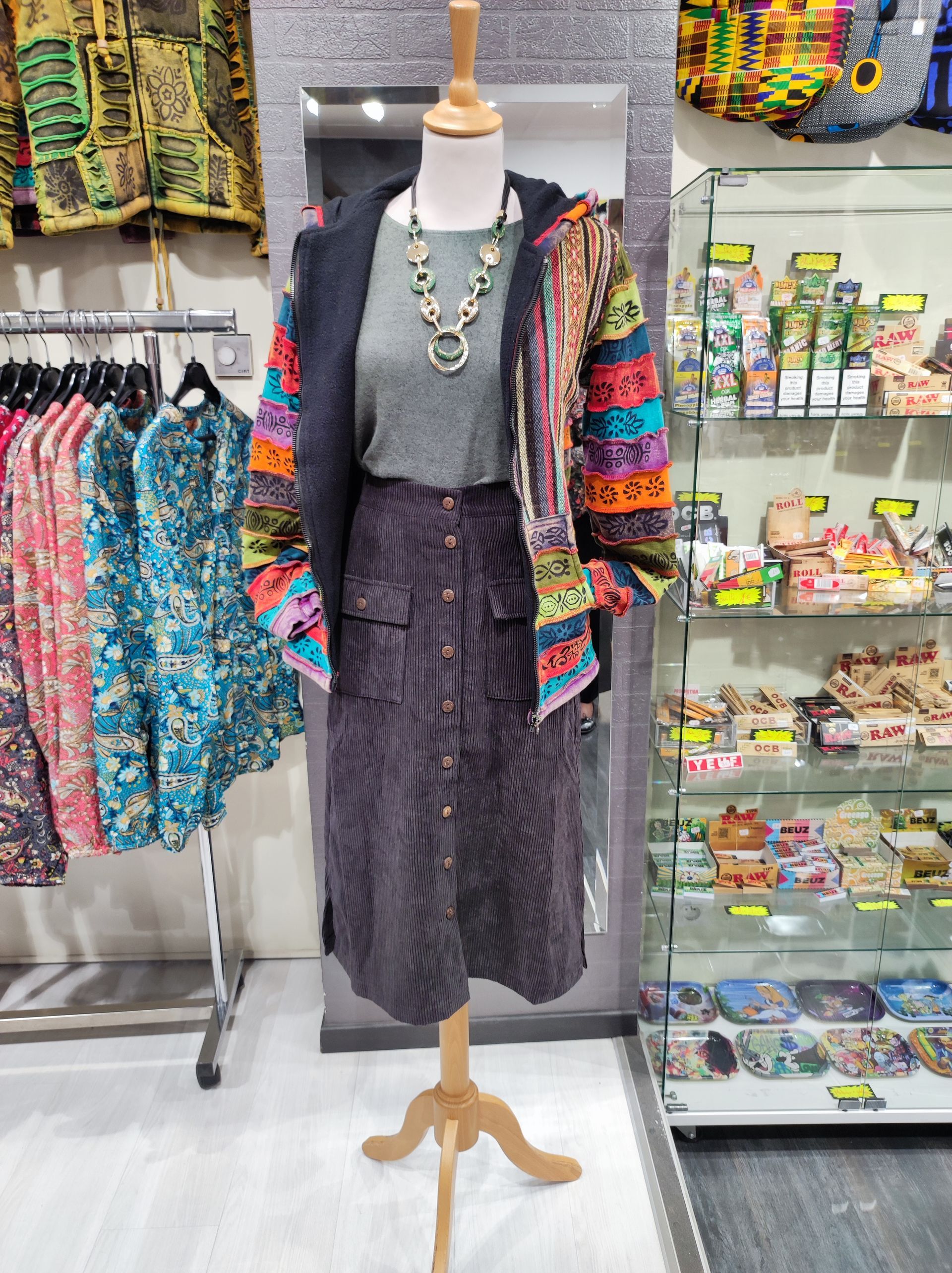 Veste multicolore et jupe foncée