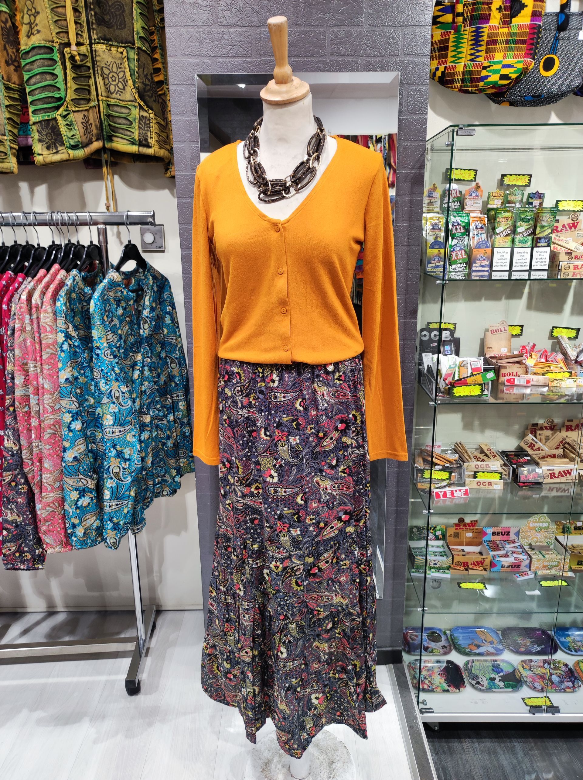 Ensemble gilet orange et jupe à motif