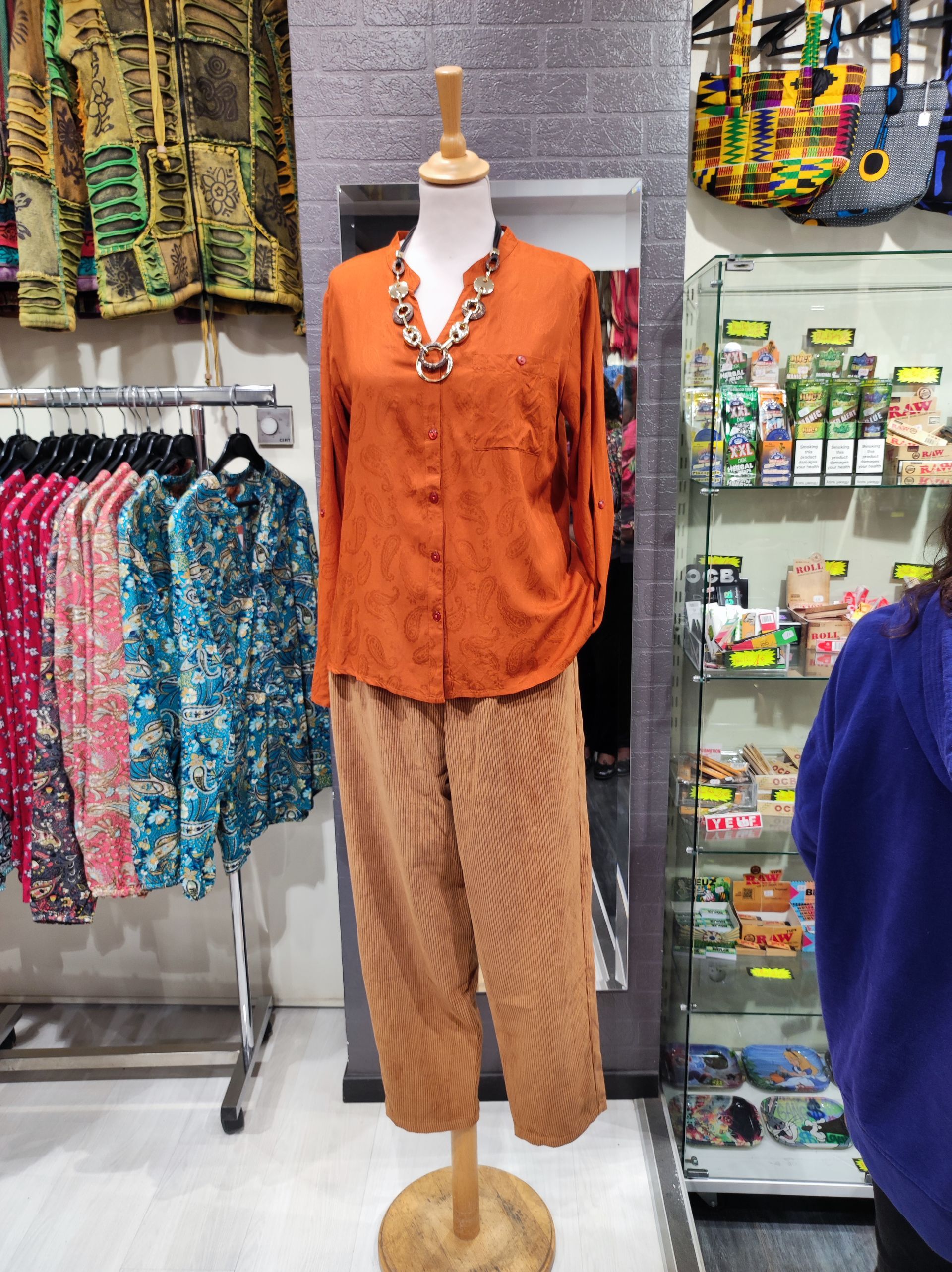 Chemisier orange et pantalon camel