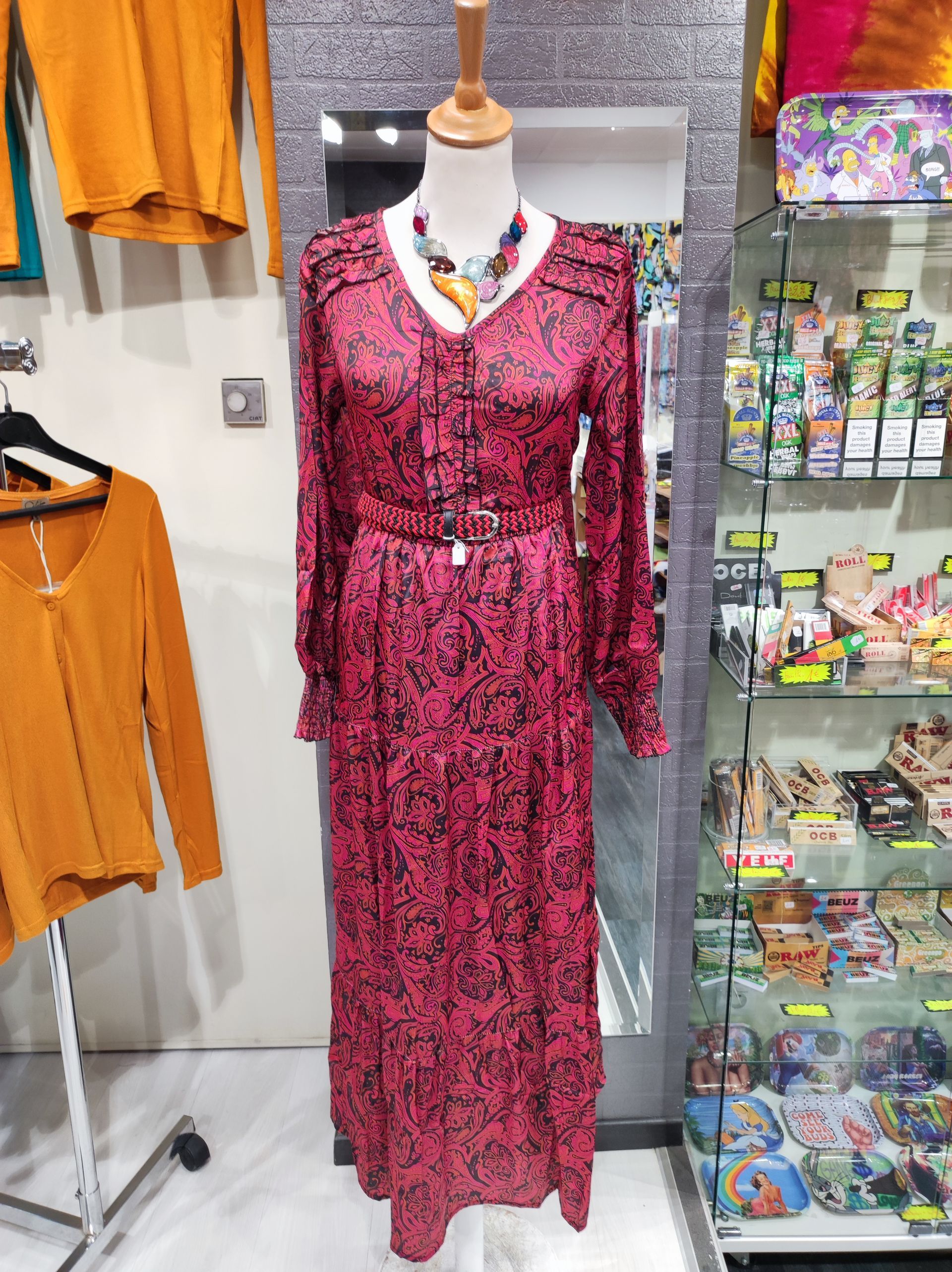 Robe rouge avec motif noir