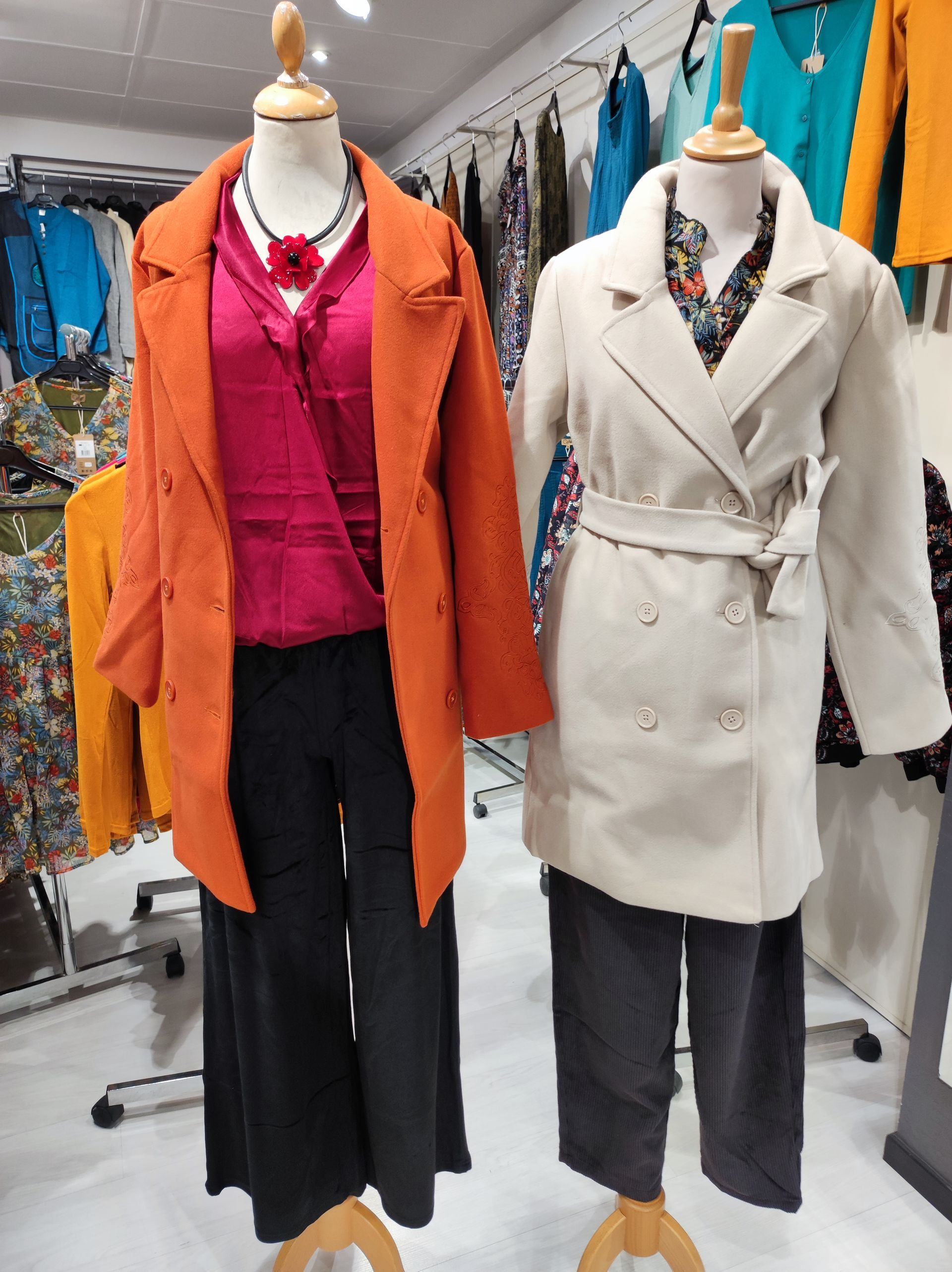 Selection de manteaux orange et beige