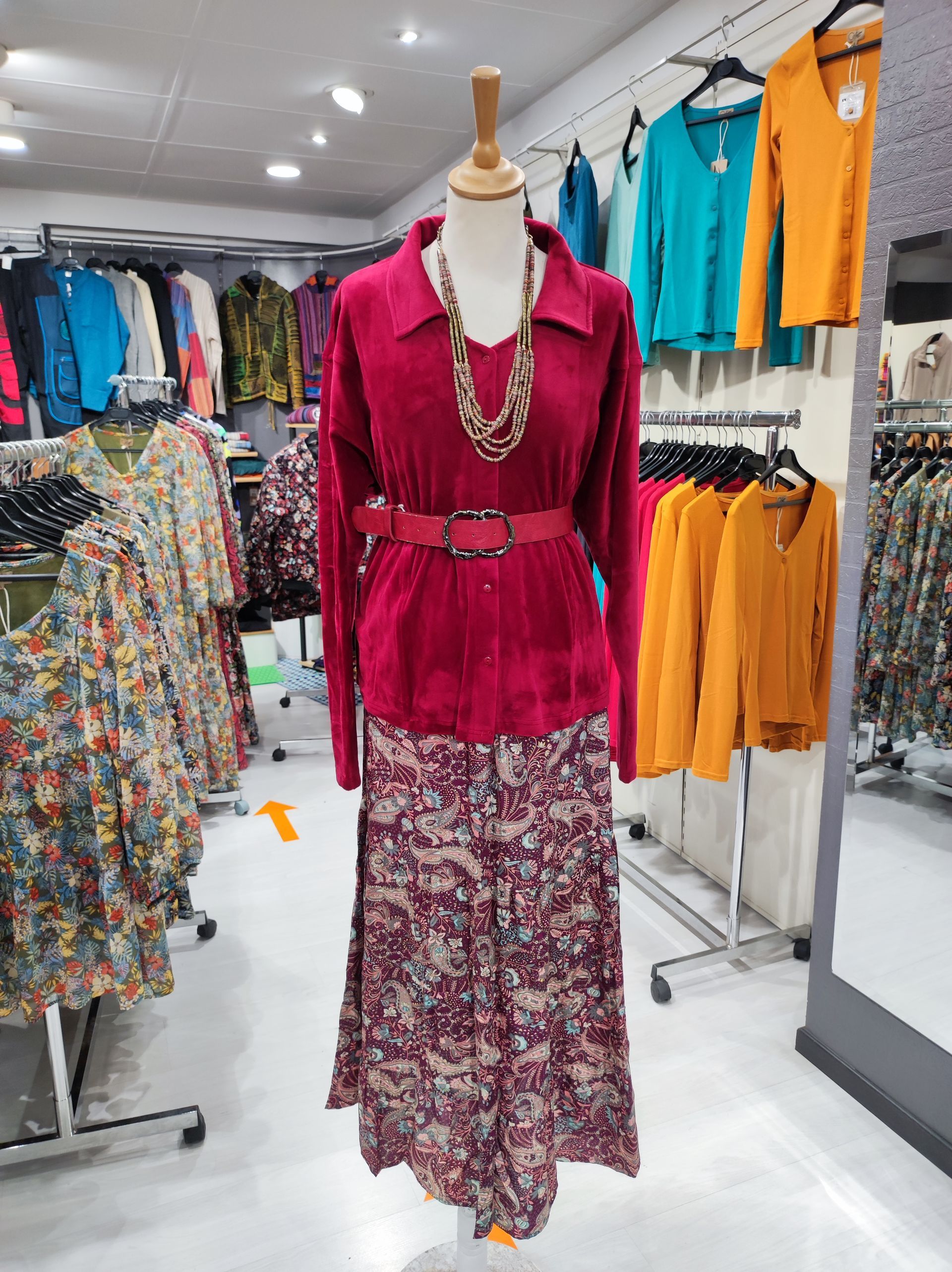 Chemisier rouge avec jupe motif fleural