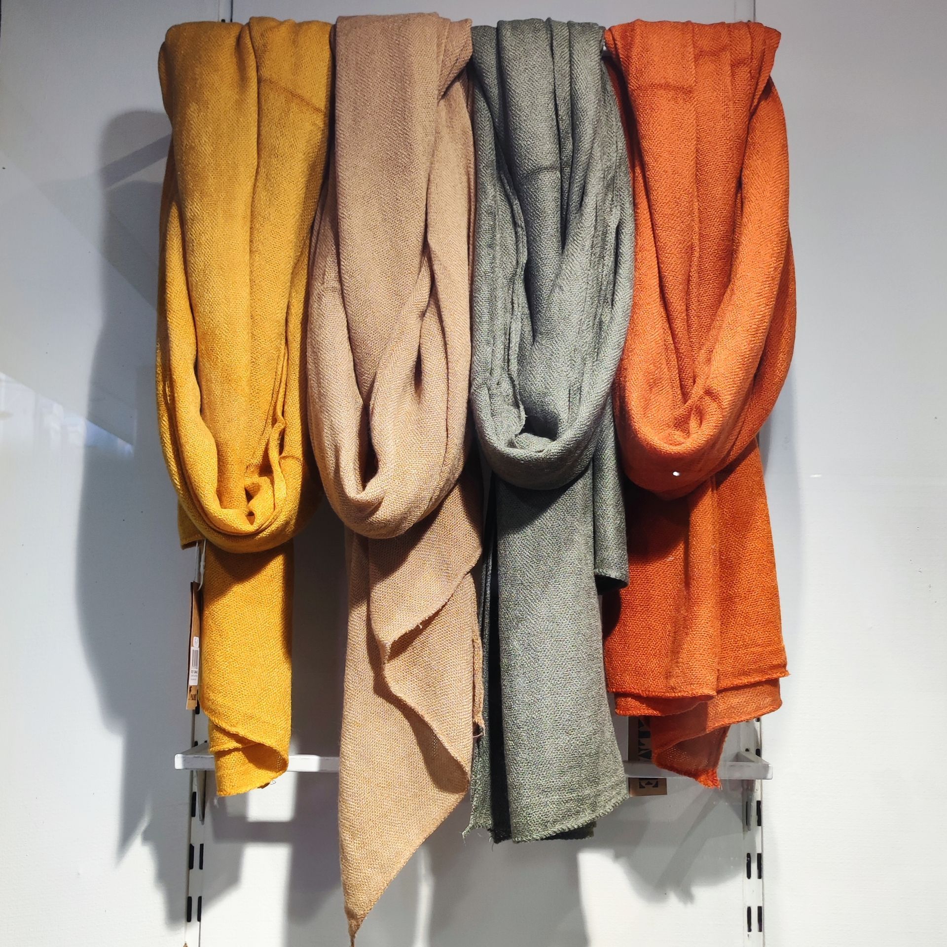 Echarpes unies dans les tons chaud